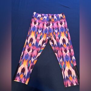 NWOT Reebok crop geometric leggings size S